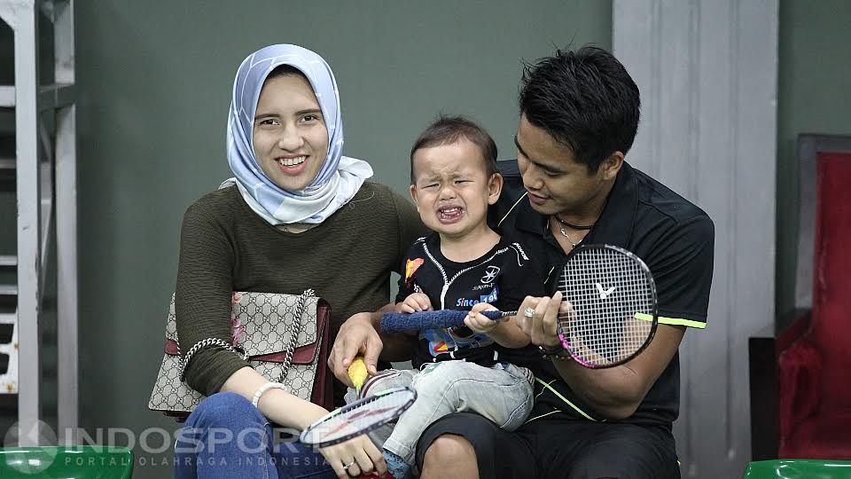Kemesraan Tontowi Ahmad (kiri) bersama sang istri Michelle Harmanic dan anaknya Danish Arsenio Ahmad. Copyright: © Herry Ibrahim/Indosport